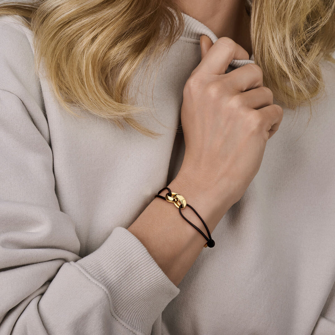 Zwarte Leren Armband met 18k Gouden Schakel – Verstelbaar 15–26 cm, 20x10 mm