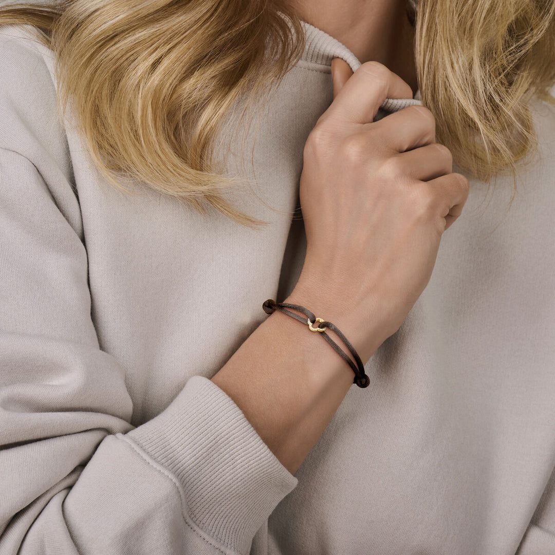 Zwarte Satijnen Armband met 14k Gouden Bloem & Diamant 0.12ct – 13–26 cm